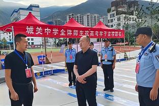 人麻了？凯恩拜仁官宣照&本场对比：开心自信→眼神空洞呆滞